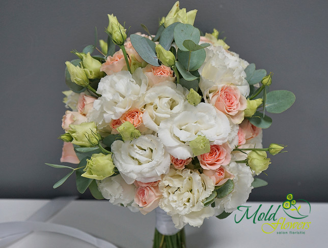 Букет невесты из белой эустомы и кремовой кустовой розы + браслет + бутоньерка Фото